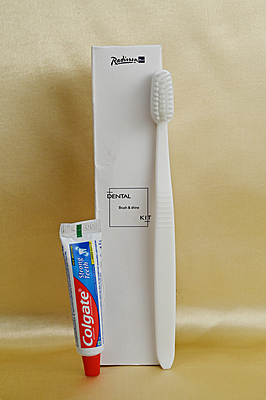 DENTAL KIT COLGATE PASTE AND BRUSH IN BOX 