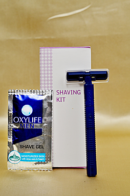 ECONOMICAL SHAVING KIT IN BOX